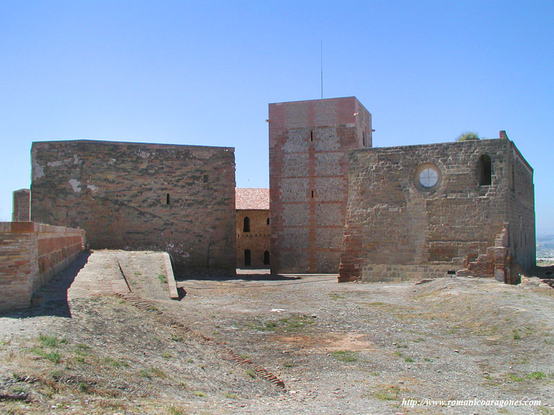 VISTA ESTE DE LAS EDIFICACIONES Y EL RECINTO. A IZQUIERDA, TEMPLO. A DERECHA: REFECTORIO Y TORRE